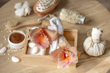Tayland orkide çiçekleri ve banyo aksesuarlarıyla spa kompozisyonu.