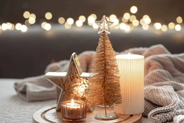 Cozy winter composition with decor details on blurred background with bokeh. — Stock Photo, Image