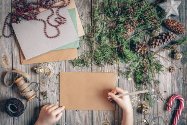 Çocuk, Noel Baba 'ya mektup yazıyor..