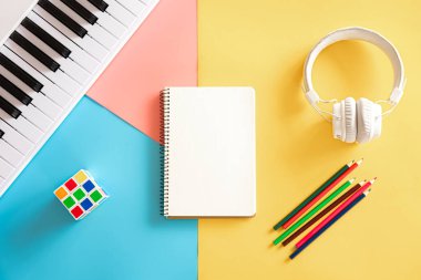 Renkli arkaplan üzerine boş not defteri, yaratıcılık kavramı, düzlük, minimalizm.