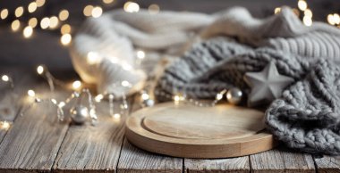 Ahşap bir element ve bokeh ışıkları üzerinde örülmüş elementle samimi bir arkaplan.