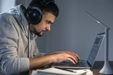 Gece çalışan bir müzisyen, gece müzik yapıyor..