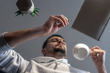 Yaratıcı süreç, işyeri, müzik yapma sürecindeki adam, alt bakış..