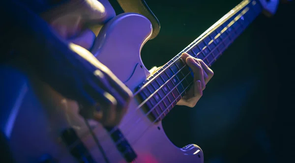 Bas gitar çalan bir adamın yakın çekimi.. — Stok fotoğraf