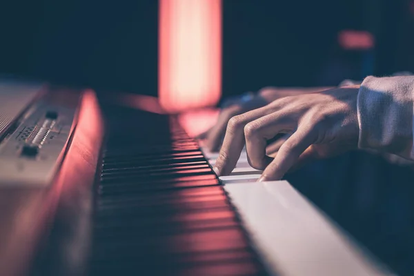 Närbild av manliga händer spelar piano nycklar. — Stockfoto