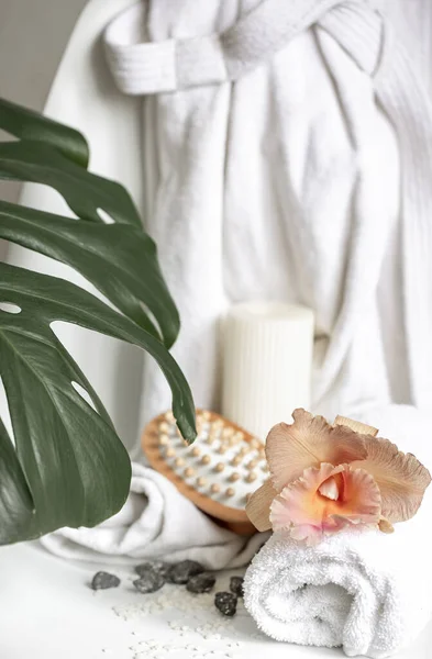 Spa composition with bath accessories and Thai orchid flowers. — 图库照片