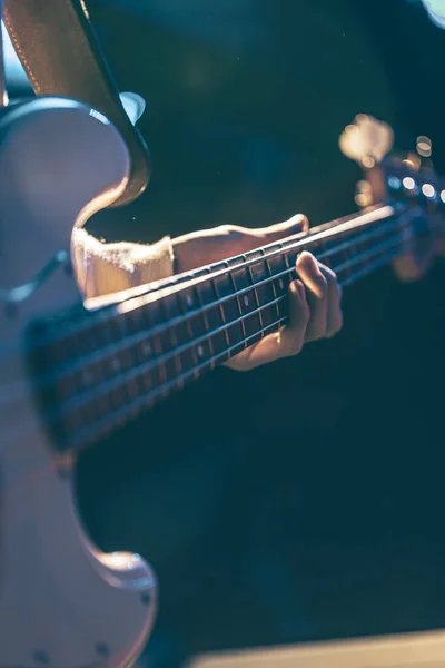 Close-up de um homem tocando guitarra baixo. — Fotografia de Stock