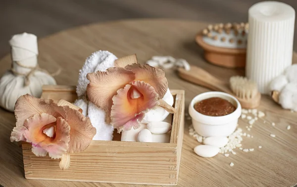 Tayland orkide çiçekleri ve banyo aksesuarlarıyla spa kompozisyonu.