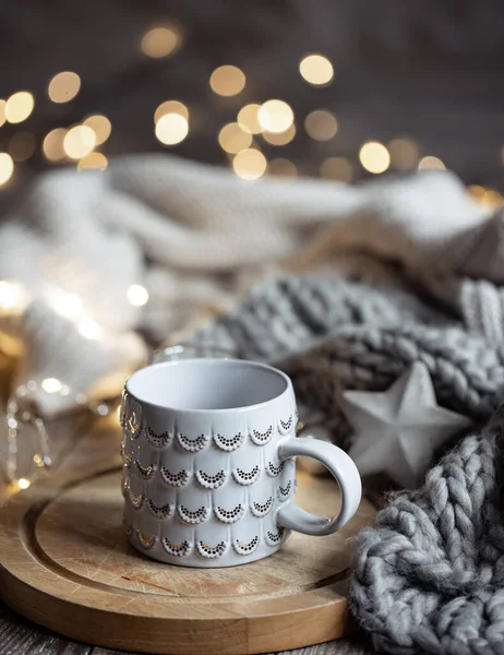 Bokeh ile bulanık bir arka planda güzel bir Noel fincanı. — Stok fotoğraf