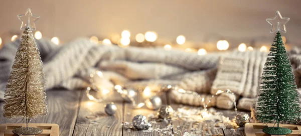 크리스마스 트리와 보크 라이트로 장식된 배경. — 스톡 사진