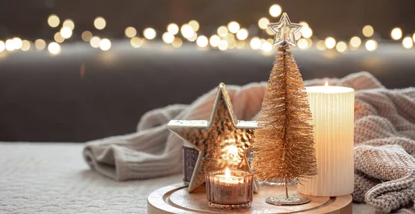 Cozy winter composition with decor details on blurred background with bokeh. — Stock Photo, Image