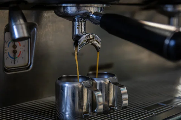 Primer plano del proceso de fabricación de café expreso en una cafetera profesional. — Foto de Stock