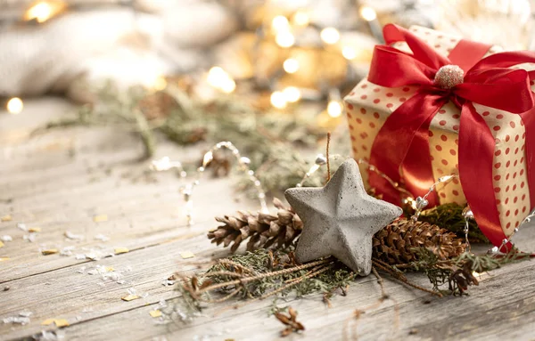 Fond de Noël avec boîte cadeau et détails de décoration. — Photo
