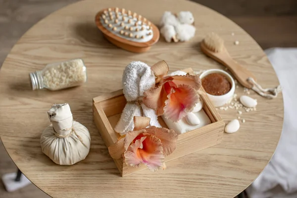 Tayland orkide çiçekleri ve banyo aksesuarlarıyla spa kompozisyonu.