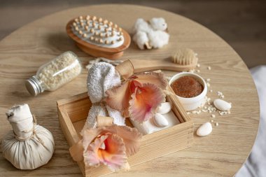 Tayland orkide çiçekleri ve banyo aksesuarlarıyla spa kompozisyonu.