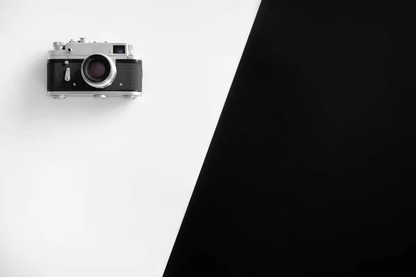 Vintage fotocamera retrò su sfondo bianco e nero, posa piatta. — Foto Stock