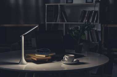 Gece geç saatte işyeri, gece işi konsepti..