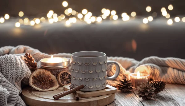 Mooie kerst beker en kaarsen op wazig achtergrond met bokeh. — Stockfoto