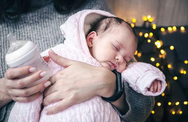 Симпатична новонароджена дівчинка спить на руках у матерів . — стокове фото