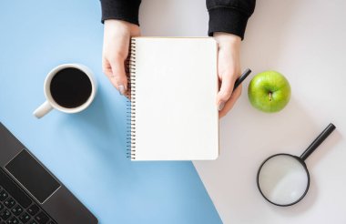 Kadın elleri bir deftere, düz yere, kavramsal minimalizme yazı yazıyorlar..