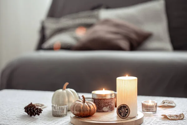 Aconchegante velas de última hora no fundo borrado no interior da sala. — Fotografia de Stock