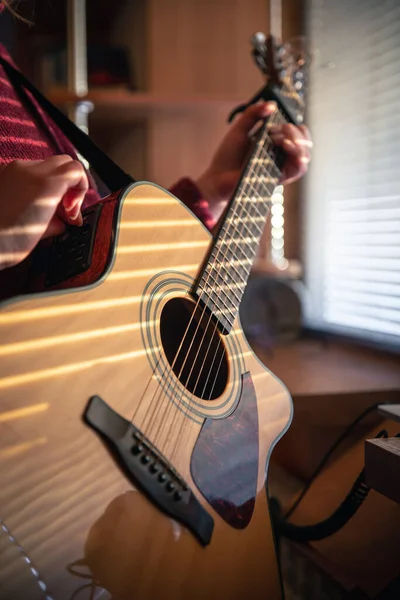 Lány gitárral a napfényben a redőnyök mögött. — Stock Fotó