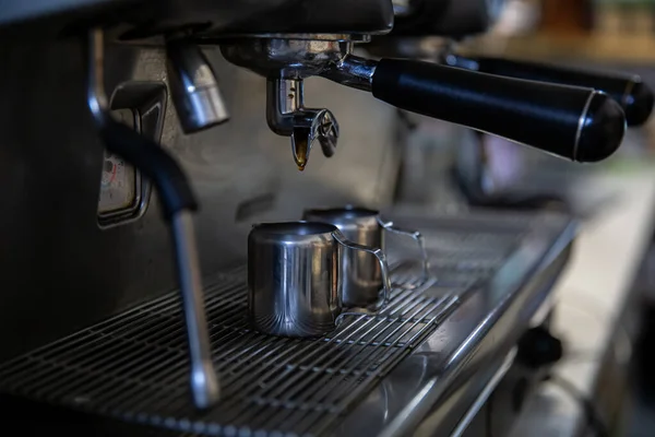 Primer plano del proceso de fabricación de café expreso en una cafetera profesional. — Foto de Stock