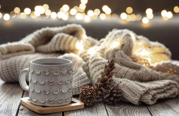 Belle tasse de Noël et bougies sur fond flou avec bokeh. — Photo