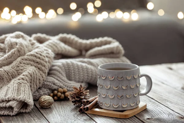 Schöne Weihnachtstasse und Kerzen auf verschwommenem Hintergrund mit Bokeh. — Stockfoto