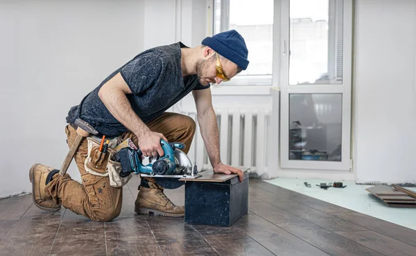 Circular Saw, carpenter using a circular saw for wood. — Stock Photo, Image