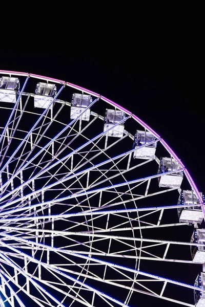 Ruota panoramica in luce blu al neon su sfondo scuro. — Foto Stock