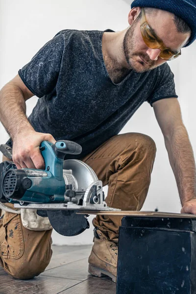 Circular Saw, carpenter using a circular saw for wood. — Stock Photo, Image