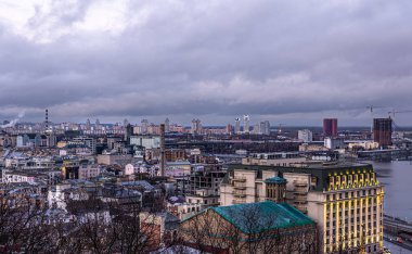Bulutlu havada büyük bir sanayi şehrinin manzarası.