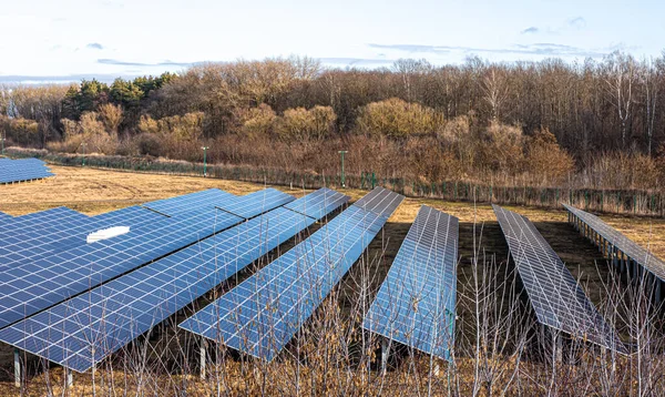 Elektrischer Bauernhof mit Paneelen zur Produktion sauberer ökologischer Energie. — Stockfoto