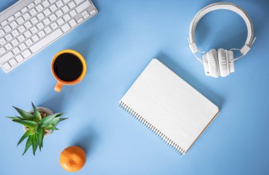 Düz yatış, hobi, öğrenim ve mavi arka plan üzerine çalışma.