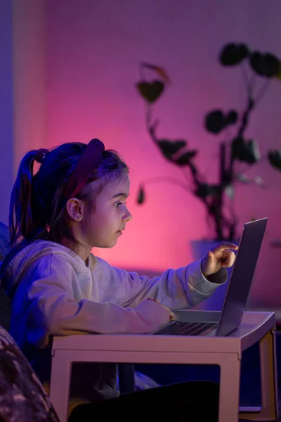 Mała dziewczynka używa laptopa późno w nocy.. — Zdjęcie stockowe