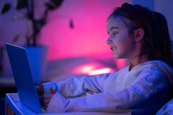 Mała dziewczynka używa laptopa późno w nocy.. — Zdjęcie stockowe