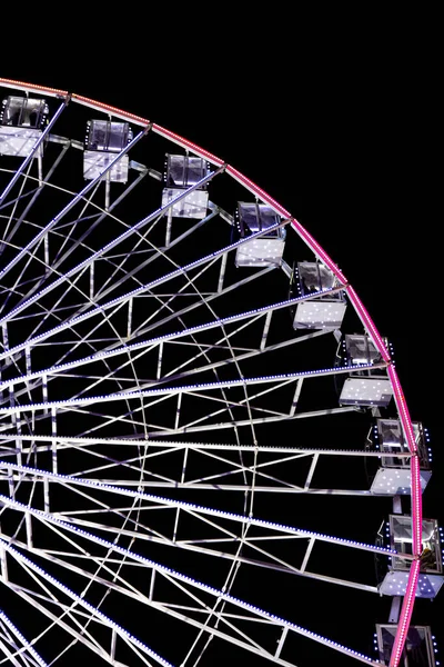 Roda gigante em luz de néon azul sobre um fundo escuro. — Fotografia de Stock