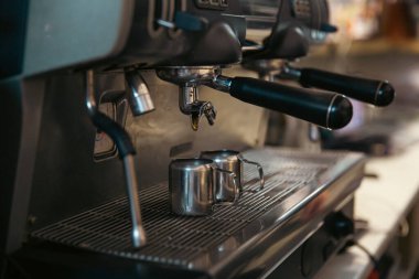 Profesyonel bir kahve makinesinde espresso yapma sürecini kapat..