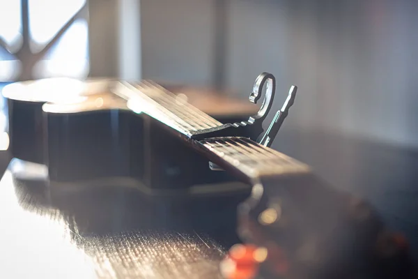 Närbild av en akustisk gitarr på suddig bakgrund. — Stockfoto