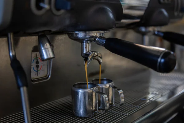 Primer plano del proceso de fabricación de café expreso en una cafetera profesional. — Foto de Stock