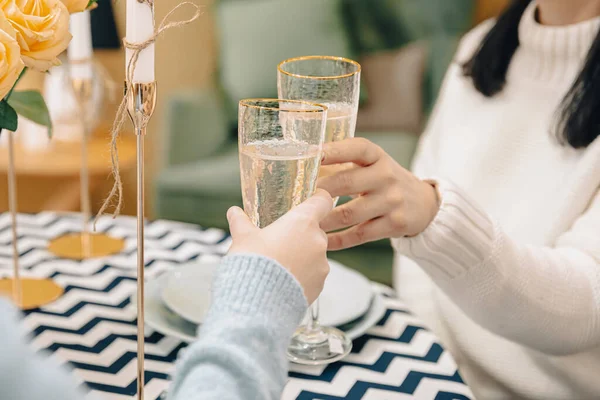 Primer plano de copas con champán en manos femeninas. — Foto de Stock