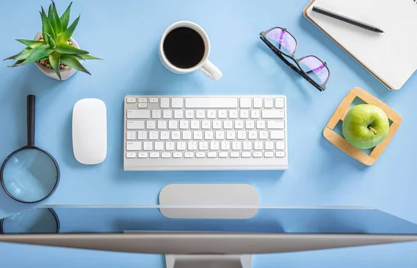 Colocación plana, lugar de trabajo, ordenador sobre fondo azul, vista superior. — Foto de Stock