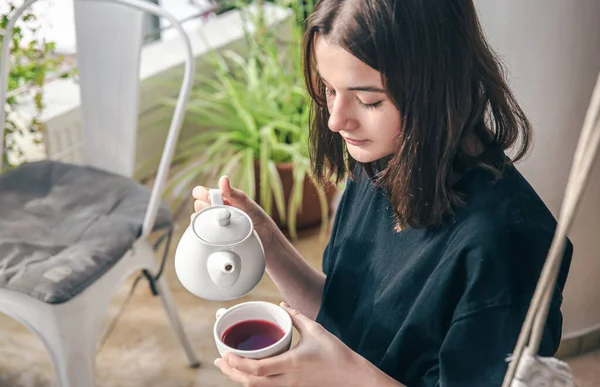 Retrato de una joven con una taza de té en un café. — Foto de Stock