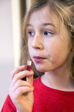 Yaklaş, şekerleme yiyen küçük kız..