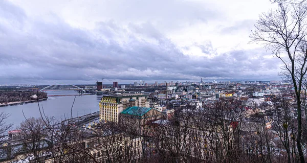 Landscape of a large industrial city in cloudy weather. — Stock Photo, Image