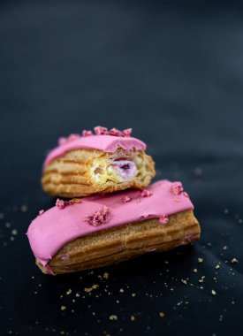 Siyah arka planda kesilmiş bir dut ekininin yakın plan görüntüsü.