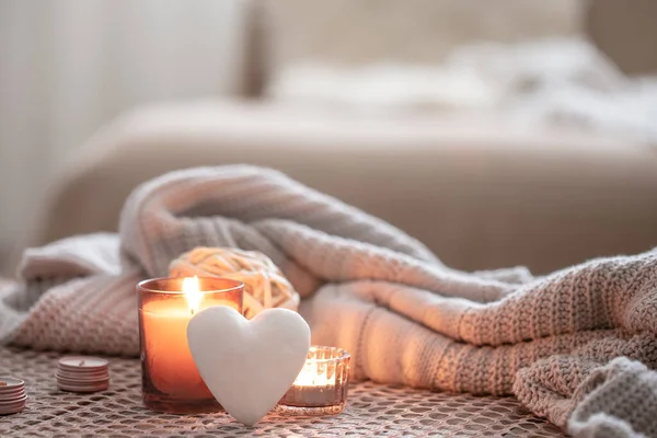 Accogliente sfondo San Valentino con una candela e un cuore decorativo. — Foto Stock