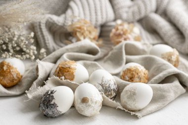 Pastel renklerde dekoratif yumurtalarla Paskalya festivali arka planı.