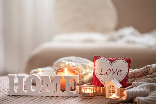 Útulný Valentines den pozadí se svíčkou a dekorativní srdce. — Stock fotografie